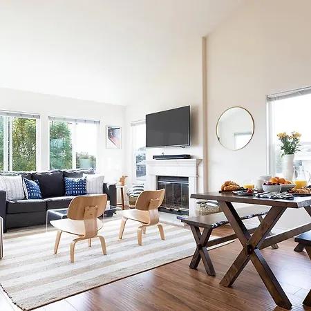 10 Min From Belmont Park - Sleeps 28 By Avantstay